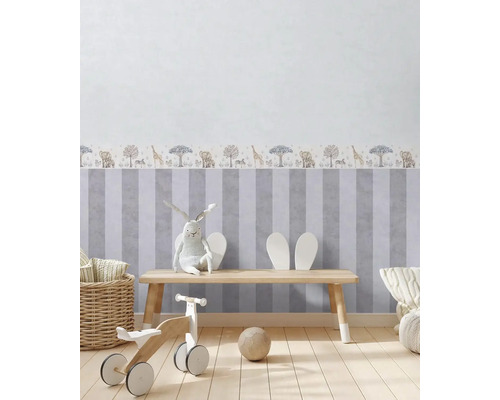 Kinderkamer met gestreept behang, rand met dierenmotieven, houten bank en speelgoed