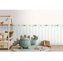 Kinderkamer met gestreept behang, dinosaurusrand en dinosaurusmand
