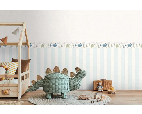 Kinderkamer met gestreept behang, dinosaurusrand en dinosaurusmand