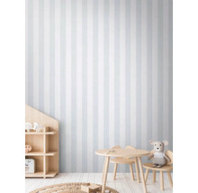 Kinderkamer met gestreept behang, tafel en stoelen