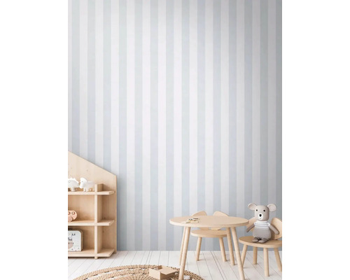 Kinderkamer met gestreept behang, tafel en stoelen