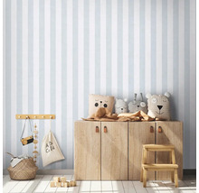 Kinderkamer met gestreept behang, houten kast en decoratieve artikelen