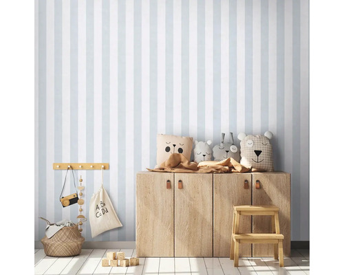 Kinderkamer met gestreept behang, houten kast en decoratieve artikelen