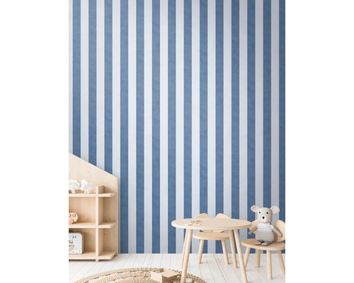 Kinderkamer met gestreept behang, kindertafel en opbergrek.