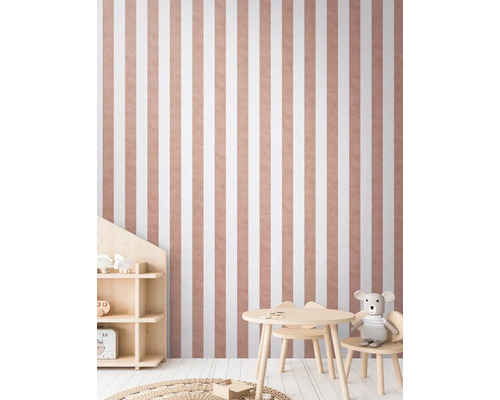 Kinderkamer met gestreept behang, tafel en stoelen