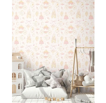 Meisjeskamer met behang met kasteel-, koets- en kledingmotieven, plus speelgoed en een poppenhuis