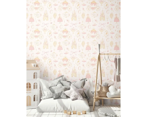 Meisjeskamer met behang met kasteel-, koets- en kledingmotieven, plus speelgoed en een poppenhuis