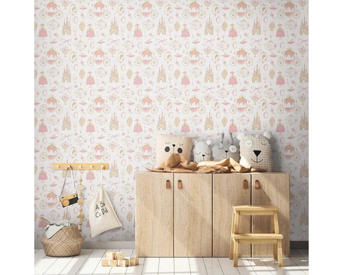 Kinderkamer met behang met afbeeldingen van kastelen en koetsen, aangevuld met een houten dressoir en decoratieve kussens.