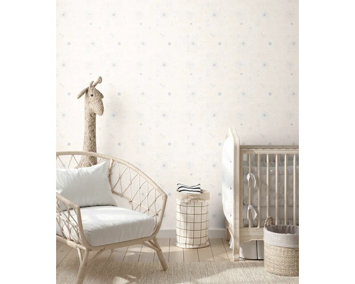 Kinderkamer met stoel, kinderbed en opbergmanden tegen een muur met stippenpatroon.