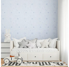Kinderkamer met patroonbehang, daybed, speelgoedauto en vloerkleed