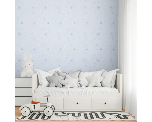 Kinderkamer met patroonbehang, daybed, speelgoedauto en vloerkleed