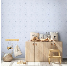 Kinderkamer met blauw patroonbehang, houten kast, speelgoed en decoraties