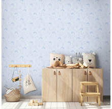 Kinderkamer met blauw dolfijnenbehang, houten commode en knuffels.