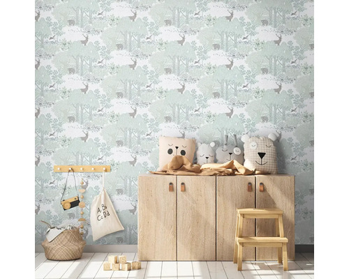 Kinderkamer met behang met bosdiermotief, houten commode en decoratie
