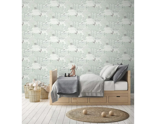 Kinderkamer met bosdierenbehang, bed en manden