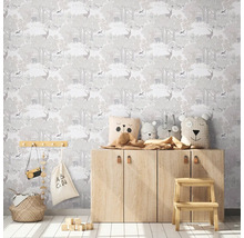 Kinderkamer met behang met bosmotieven, houten kast en decoraties