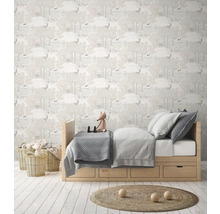 Kinderkamer met houten bed, speelgoed en behang met bosdierenmotief