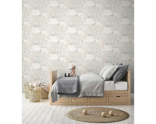 Kinderkamer met houten bed, speelgoed en behang met bosdierenmotief