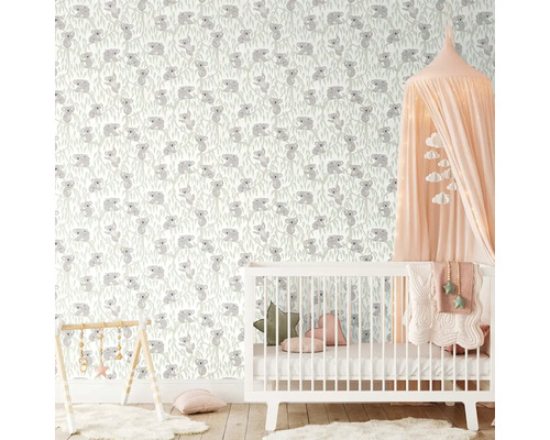 Kinderkamer met koala behang, babybed en speelboog