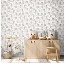 Kinderkamer met behang met koala motief, houten kast en decoratie