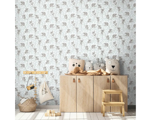 Kinderkamer met koala behang, commode en decoratie