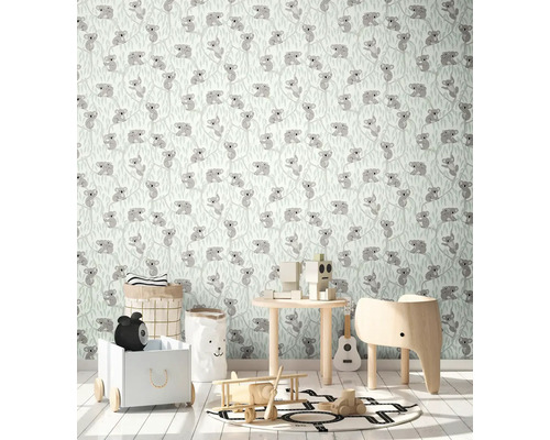 Kinderkamer met behang met koala motief en speelgoed