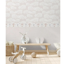 Kinderkamer met wolkenbehang en speelgoeddecoraties