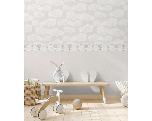 Kinderkamer met wolkenbehang en speelgoeddecoraties