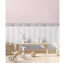 Decoratieve kinderkamer met gestreept behang en border met vogel- en bloemmotieven