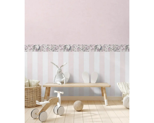 Decoratieve kinderkamer met gestreept behang en border met vogel- en bloemmotieven
