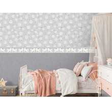 Kinderkamer met bed, nachtkastje en behang met rozenpatroon en eenhoornrand
