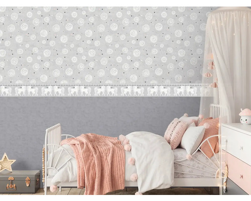 Kinderkamer met bed, nachtkastje en behang met rozenpatroon en eenhoornrand