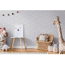 Kinderkamer met behang, rotan stoel en speelgoed