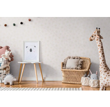 Kinderkamer met meubels en decoraties in Scandinavische stijl, waaronder een afbeelding, een zitmeubel en speelgoed.