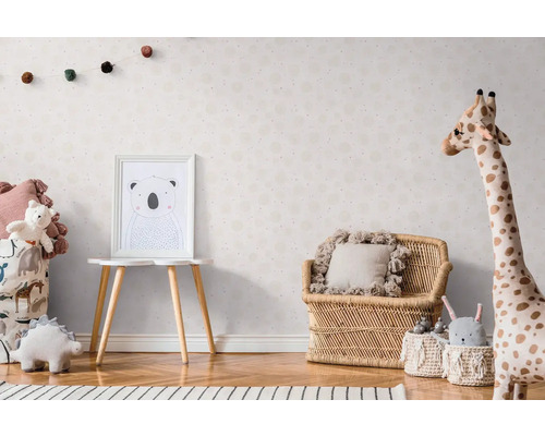 Kinderkamer met meubels en decoraties in Scandinavische stijl, waaronder een afbeelding, een zitmeubel en speelgoed.