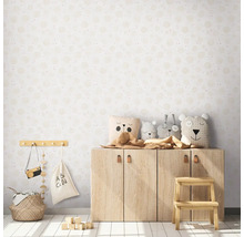 Kinderkamer met patroonbehang, houten kast, knuffels en decoraties