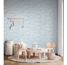 Kinderkamer met wolkenbehang, kindertafel en stoelen