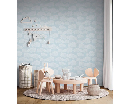 Kinderkamer met wolkenbehang, kindertafel en stoelen