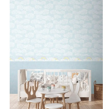 Kinderkamer met wolkenbehang en kindermeubels