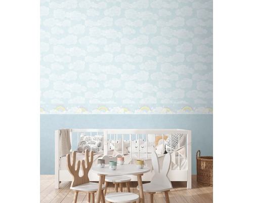 Kinderkamer met wolkenbehang en kindermeubels