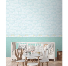 Kinderkamer met wolkenbehang, kinderbed en tafelgroep