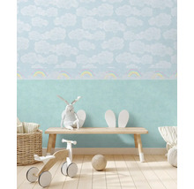 Kinderkamer met wolkenbehang, houten bank, speelgoed en accessoires