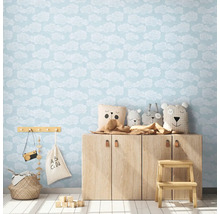 Kinderkamer met wolkenbehang, houten dressoir en speelgoed