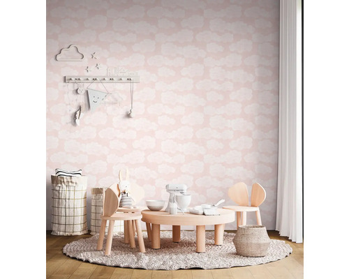 Kinderkamer met wolkenbehang, houten tafel en stoelen op een rond vloerkleed