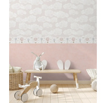 Kinderkamer met wolken- en luchtballonbehang, bank, knuffel en speelgoed
