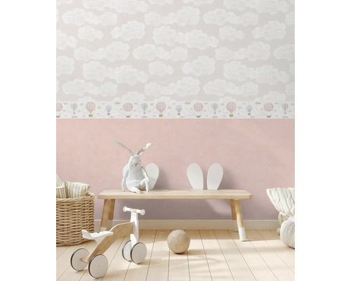 Kinderkamer met wolken- en luchtballonbehang, bank, knuffel en speelgoed