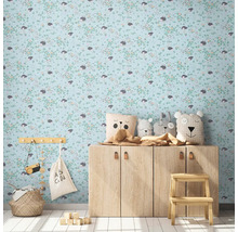 Kinderkamer met patroonbehang, houten commode en decoratieve objecten
