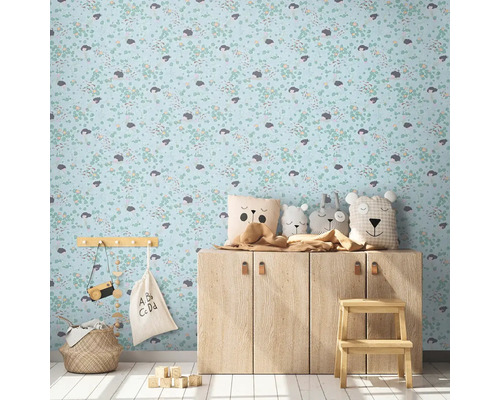 Kinderkamer met patroonbehang, houten commode en decoratieve objecten