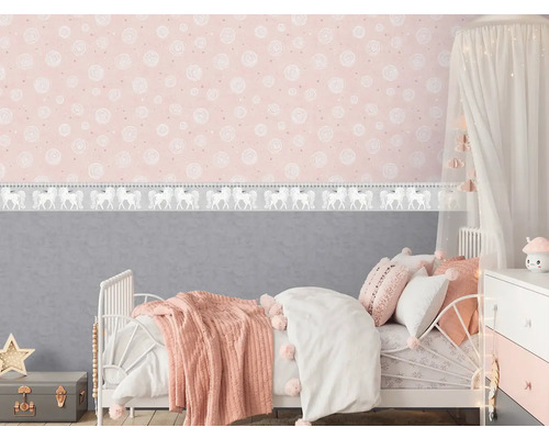 Kinderkamer met bed, nachtkastje en roze behang met witte patronen