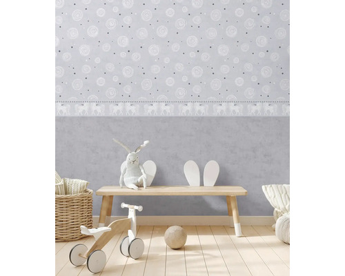 Kinderkamer met behang, houten banken en speelgoed